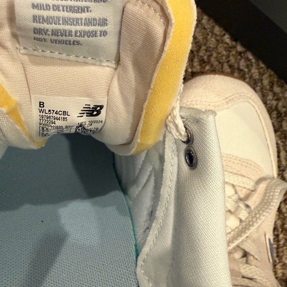 New Balance Beige and Violet Blue Classics Women’s Sneakers (8.5) Like New - Picture 12 of 13